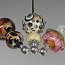 Hutnadeln oder Reversnadeln aus runden Perlen